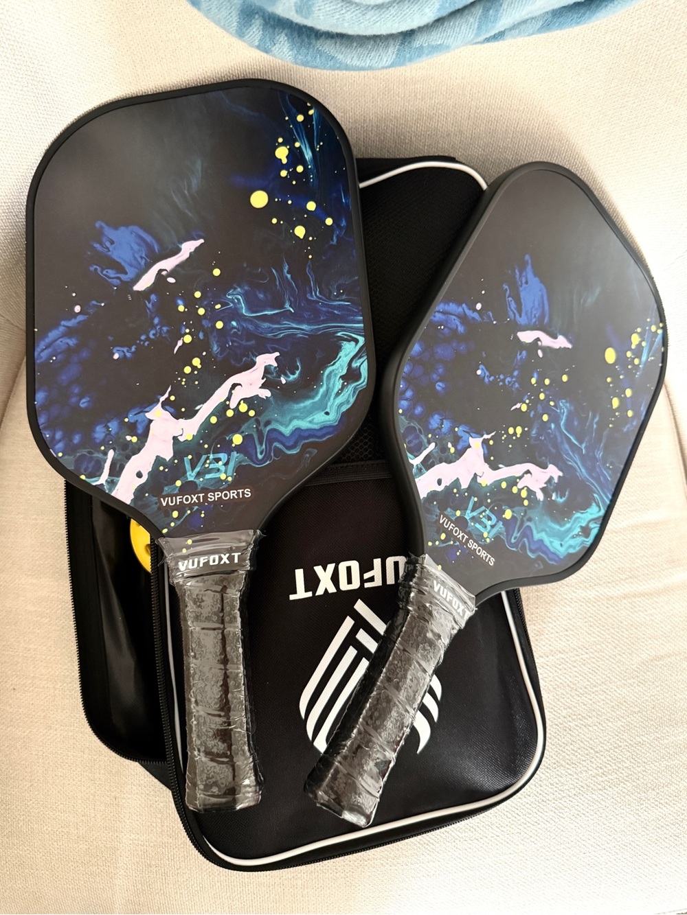 🎀HP🎀 NWT PICKLEBALL SET VuFoxt w 2 Paddles 4 Balls Carrying Case NEW 🎀